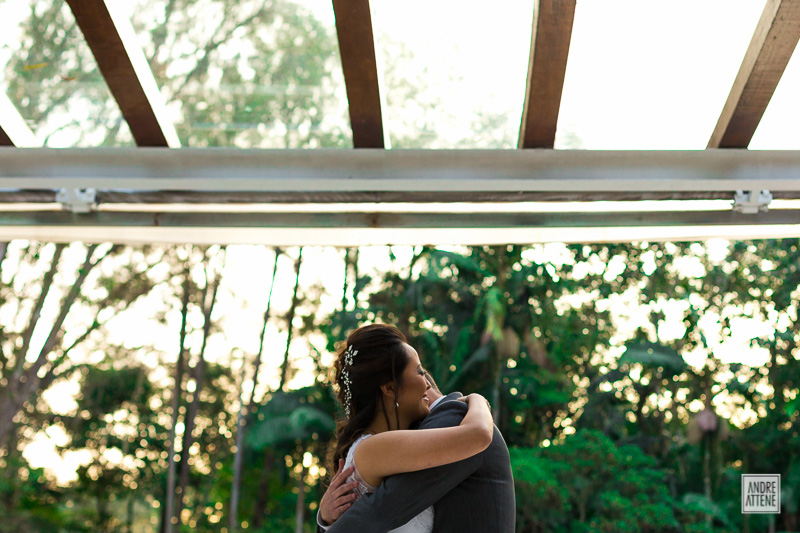 Noivos se abraçam emocionados após beijo na cerimônia de casamento na Fazenda 7 lagoas fotografados por Andre Attene em São Paulo