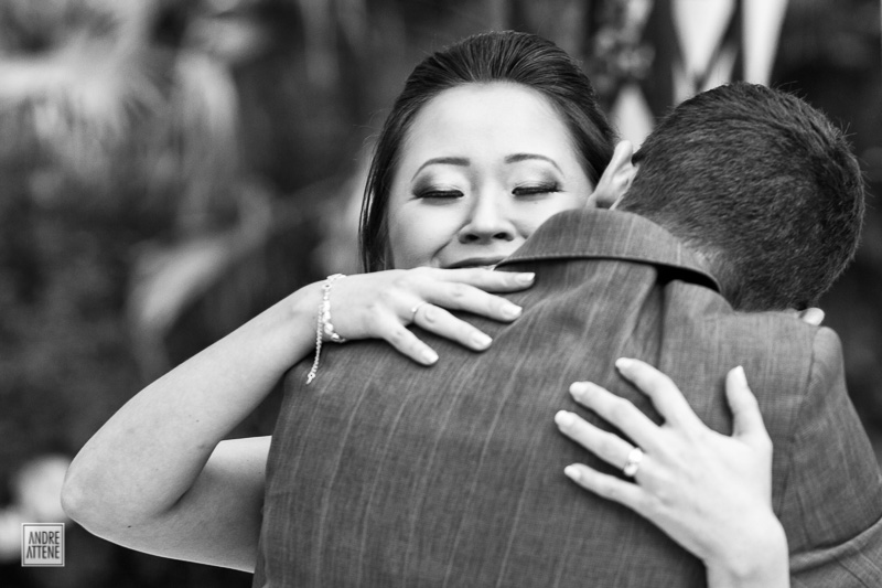 detalhe das mãos da noiva ao abraçar seu noivo na Fazenda 7 lagoas SP