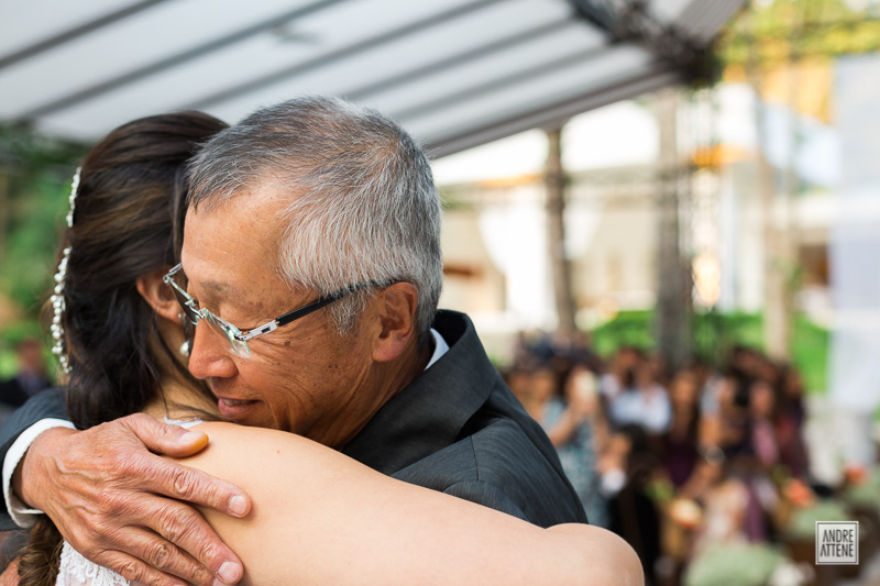 o pai da noiva a abraça feliz e orgulhoso em fotografia de casamento espontânea de Andre Attene SP