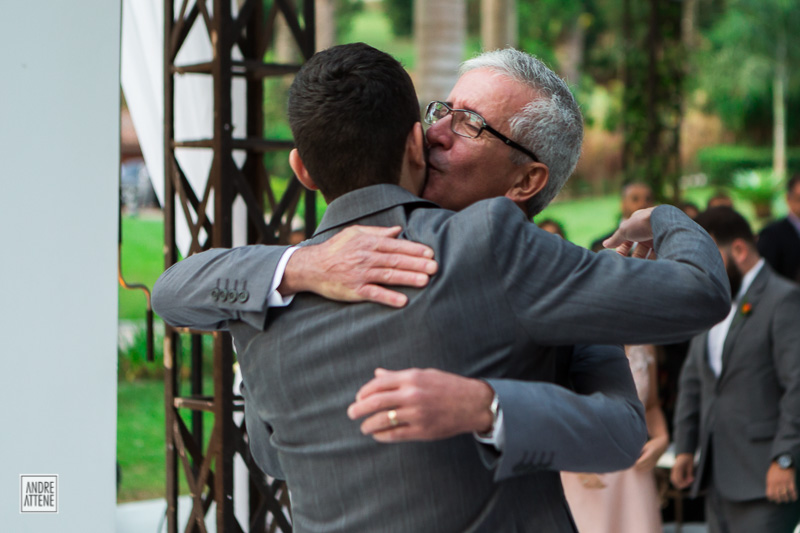 pai no noivo o beija em fotografia espontânea de Andre Attene na Fazenda 7 lagoas