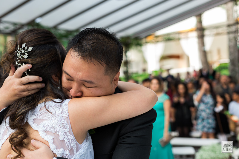 irmão da noiva abraça sua irmã em fotografia emocionante de Andre Attene
