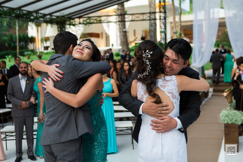 amigos dos noivos os cumprimentam felizes durante cerimônia na fazenda 7 lagoas