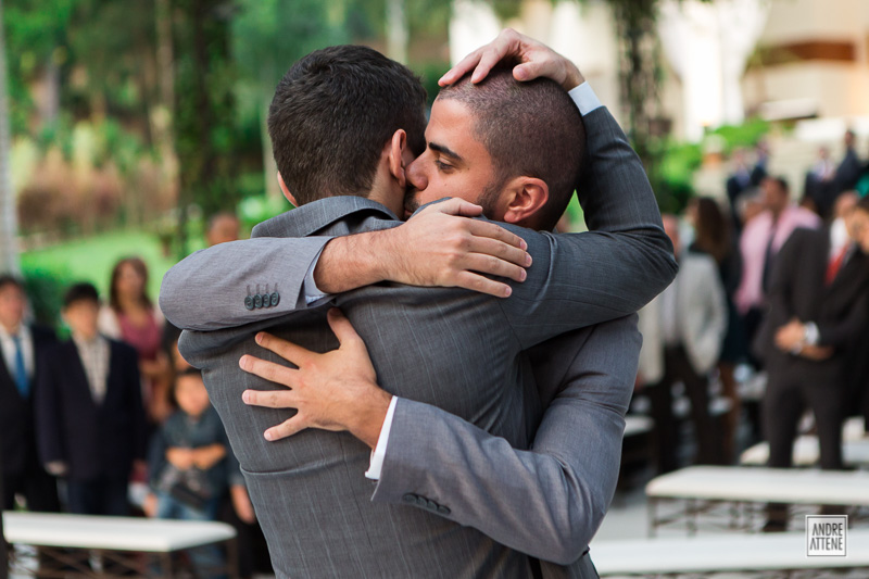 padrinho e melhor amigo do noivo o abraça e beija emseu casamento na fazenda 7 lagoas, fotografia natural e emocionante de Andre Attene