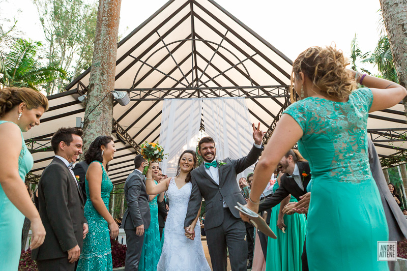 noivos desfilam no final de sua cerimônia de casamento na fazenda 7 lagoas em SP, pelo fotógrafo Andre Attene