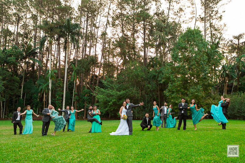 padrinhos e noivos em fotografia divertida de Andre Attene na fazenda 7 lagoas SP