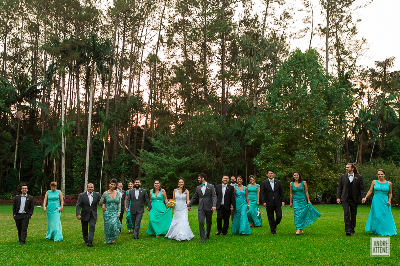 noivos e seus padrinhos são fotografados por Andre Attene enquanto caminham após seu casamento na fazenda 7 lagoas
