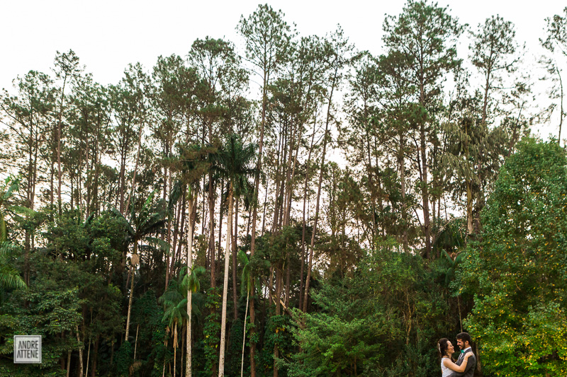 casal apaixonado se olha com alegria nesta linda foto de casamento de Andre Attene na fazenda 7 lagoas SP