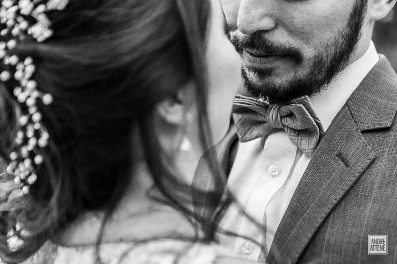 detalhe natural e romântico dos noivos se olhando apaixonados em fotografia de casamento por Andre Attene de São Paulo