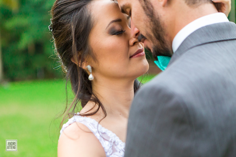 casal relaxando após sua cerimônia de casamento na fazenda 7 lagoas por Andre Attene