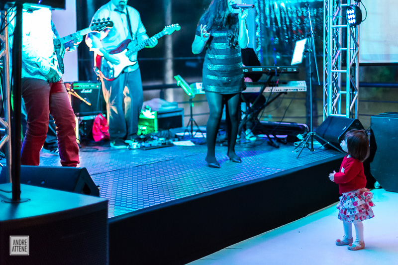 a festa de casamento da Erika e do Pedro começa com música e diversão em fotografia de Andre Attene
