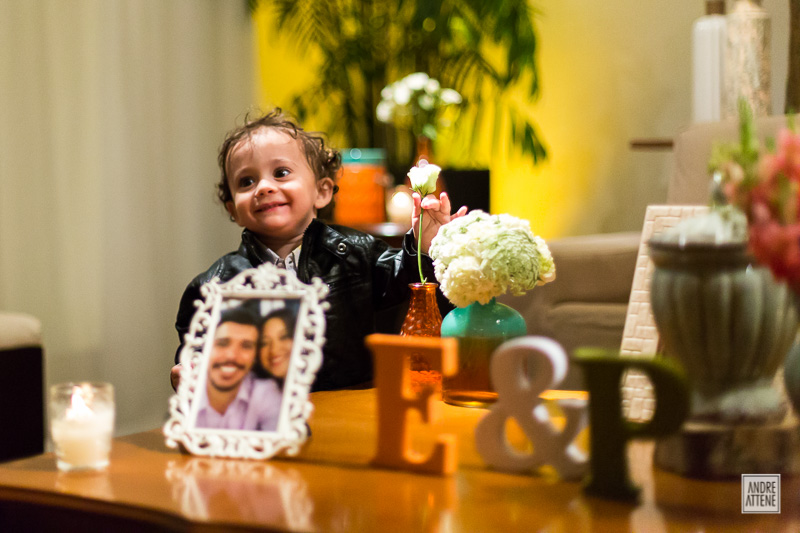 criança brincando de forma espontânea com decoração de casamento na fazenda 7 lagoas clicada pelo fotógrafo de casamento Andre Attene