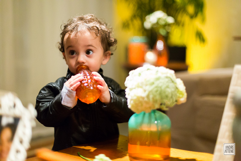 criança bebe água do vaso de flores durante festa de casamento na fazenda 7 lagoas fotografado por Andre Attene em São Paulo