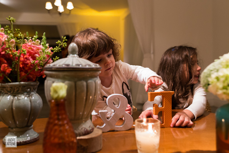 crianças brincando espontaneamente com decoração do casamento na Fazenda 7 lagoas fotografia de Andre Attene