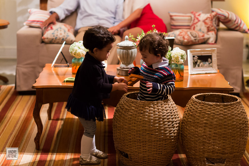 Crianças se escondem em cestos na fazenda 7 lagoas em fotografia de Andre Attene, fotógrafo de casamentos em SP