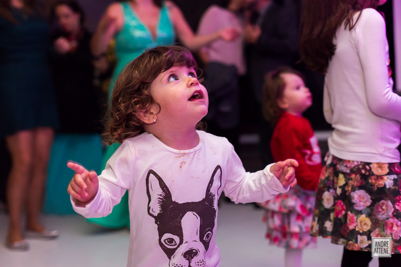 criancinha dançando na festa de casamento de Erika e Pedro fotografia de Andre Attene SP
