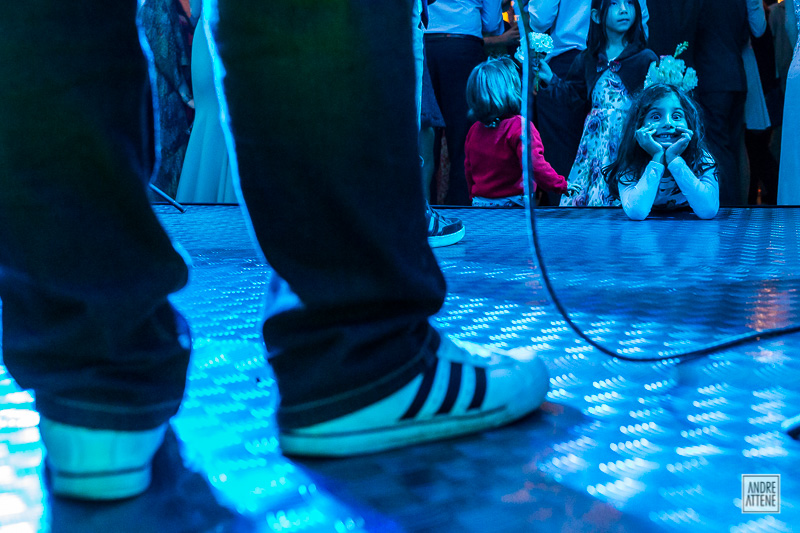 menina assiste banda tocar em festa de casamento na fazenda 7 lagoas em São Paulo fotografia de Andre Attene