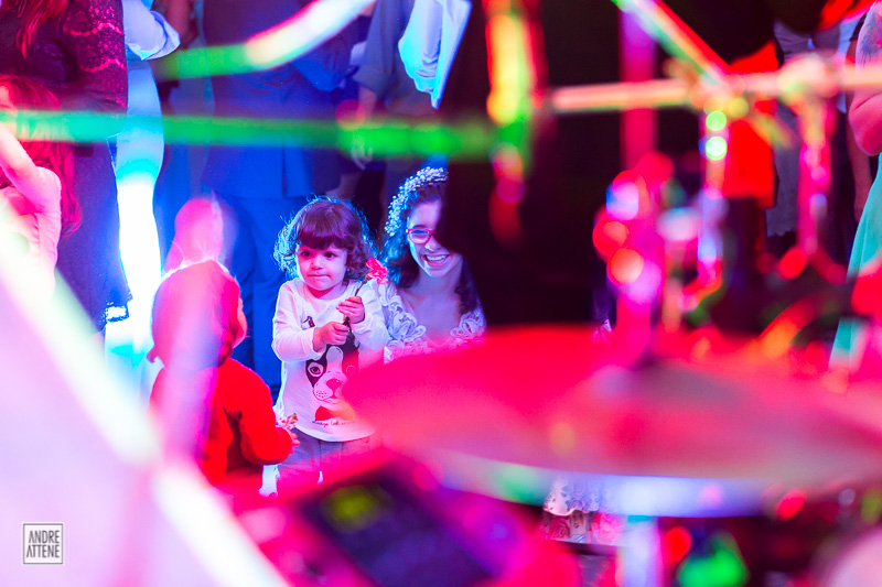 crianças brincam na pista de dança na festa de casamento fotografado por Andre Attene na fazenda 7 lagoas SP