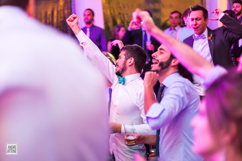 noivo dança com amigos em sua festa de casamento fotografado por Andre Attene