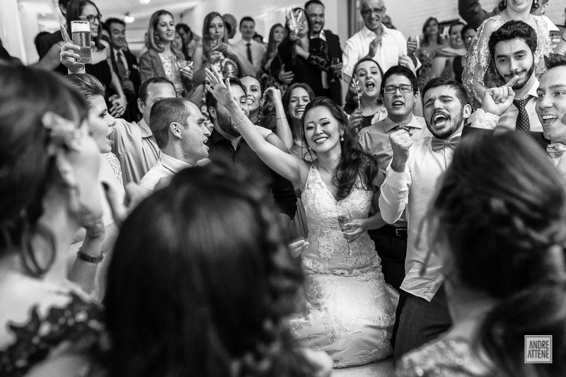fotógrafo de casamentos de São Paulo fotografa casal dançando em sua festa de casamento na fazenda 7 lagoas