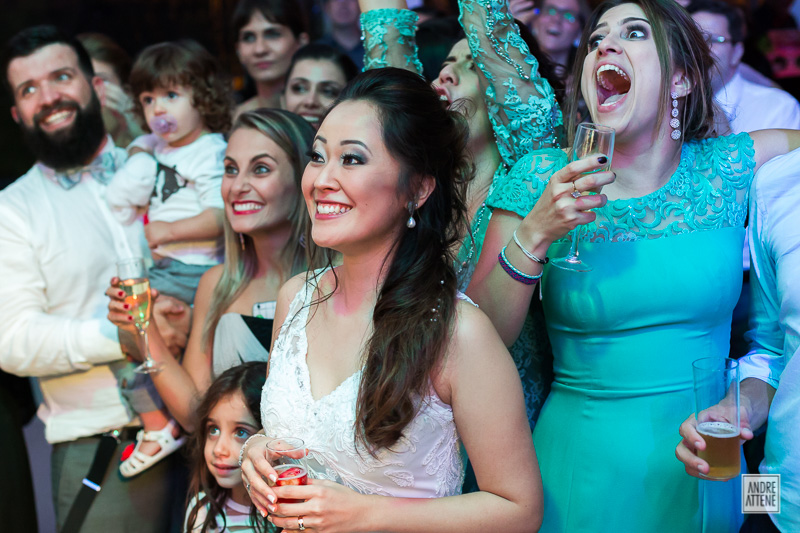 reaçano da plateia quando noivo dança no palco de sua festa de casamento na fazenda 7 lagoas em SP fotografados por Andre Attene