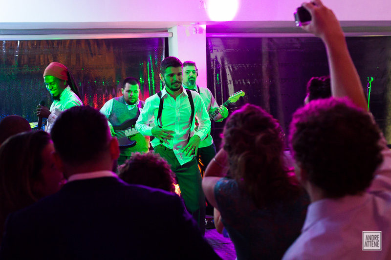 noivo dança no palco em seu casamento fotografado por Andre Attene