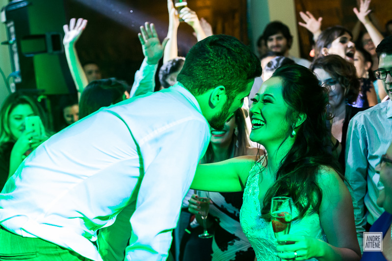 noivos se olham apaixonados em festa de casamento na fazenda 7 lagoas em São Paulo, clicado pelo fotógrafo Andre Attene