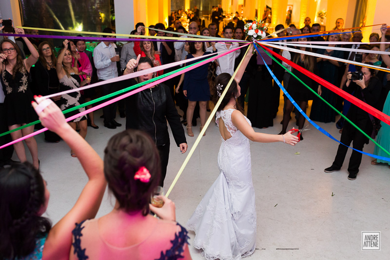 bouquet de fitas com convidadas solteiras em volta da noiva durante festa de casamento de Erika e Pedro na fazenda 7 lagoas