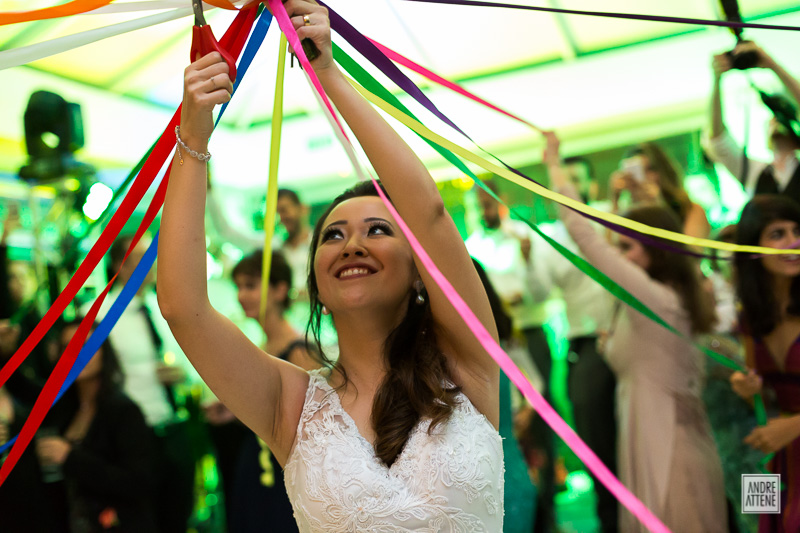detalhe natural da noiva cortando a fita durante seu casamento na fazenda 7 lagoas fotografado por Andre Attene em SP