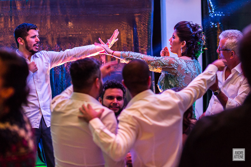 noivo dança com sua irmã no palco durante sua festa de casamento na fazenda 7 lagoas em SP fotografia de Andre Attene