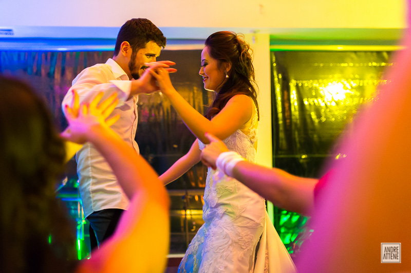fotógrafo de casamento Andre Attene mostra noivos dançando em sua festa de casamento na fazenda 7 lagoas SP