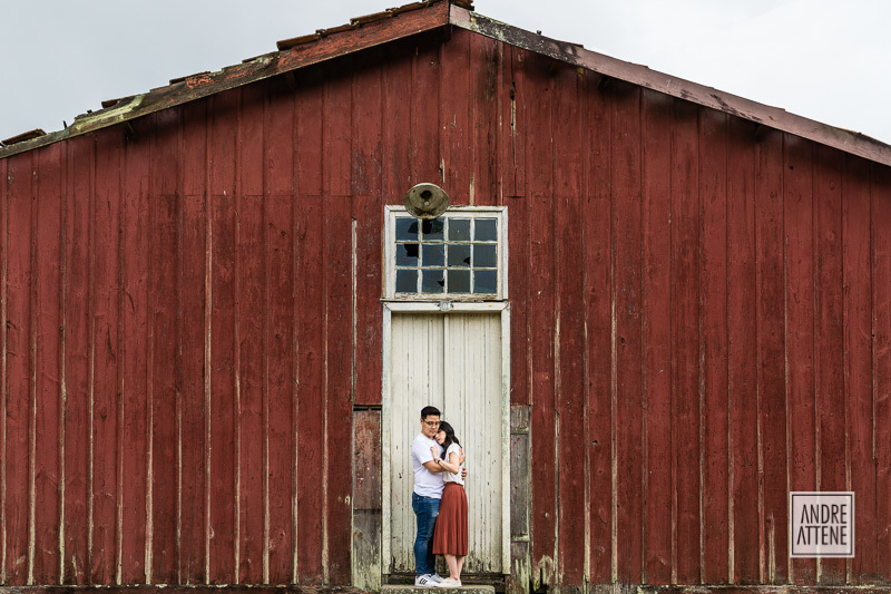 Cibele e Alejandro em frente à porta branca em Paranapiacaba
