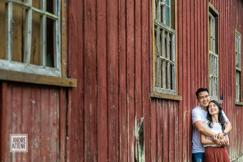 sorriso sincero e espontâneo de um casal que se ama, em fotografia de pre wedding em Paranapiacaba