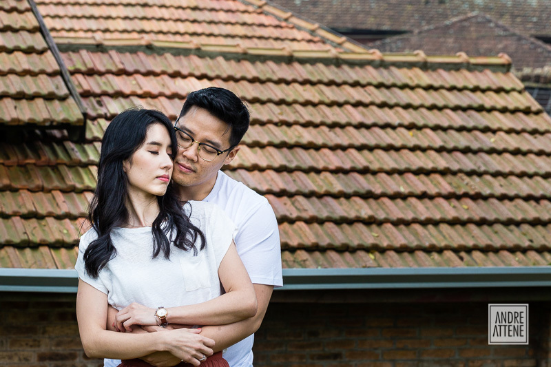casal se abraçando em fotografias pre casamento em São Paulo