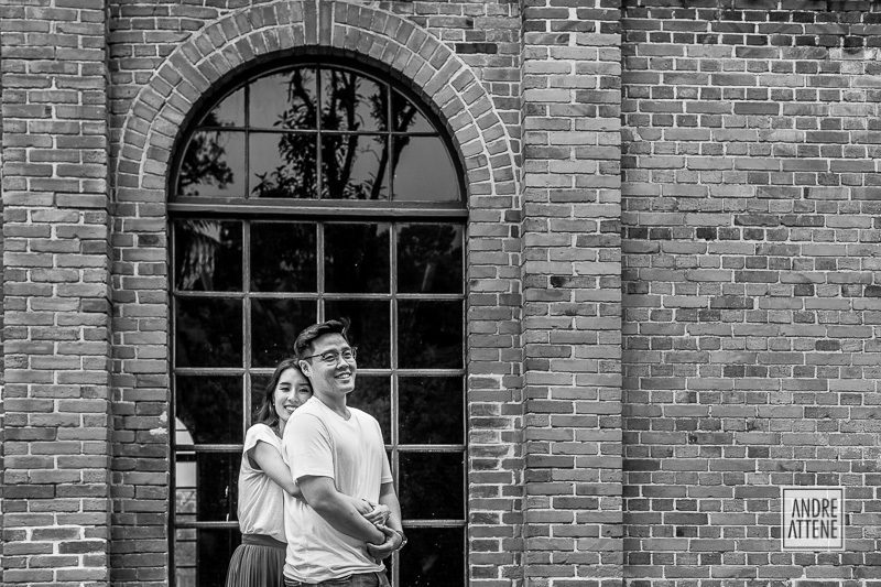 casal se encaixa na arquitetura em ensaio fotográfico