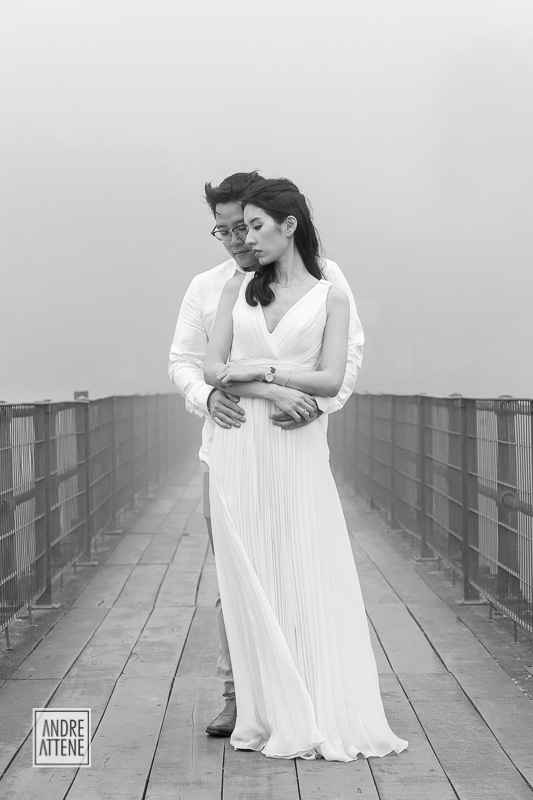 o preto e branco da imagem a torna ainda mais neutra em meio à neblina de Paranapiacaba neste ensaio pre wedding