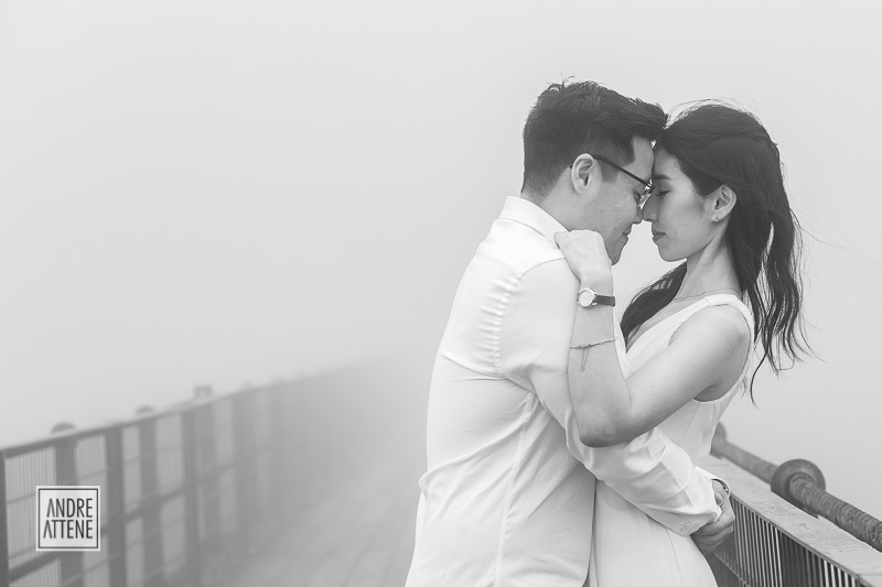 casal se aproxima em momento romântico em Paranapiacaba