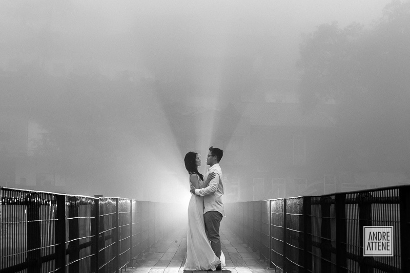 a luz desenha o casal em meio a neblina em ensaio pré wedding em Paranapiacaba