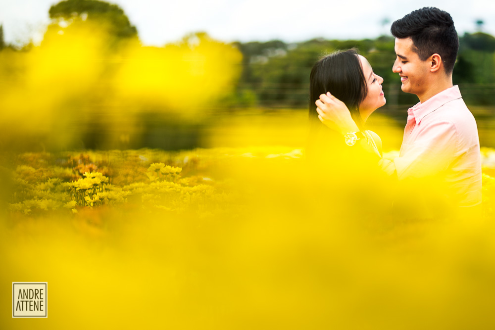 O noivo admirando a beleza de sua noiva em meio às flores de Holambra - SP