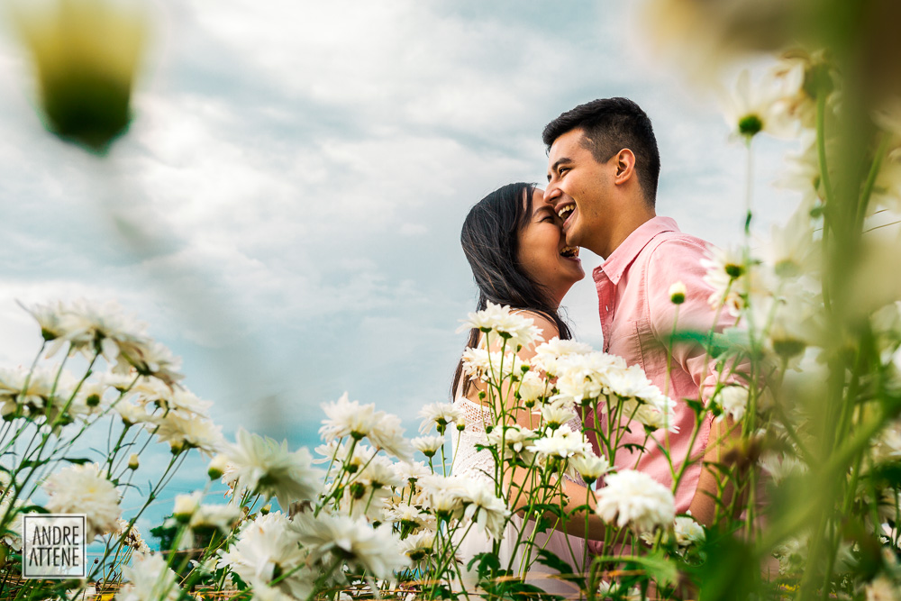 Sorriso espontâneo durante ensaio fotográfico clicado por Andre Attene de São Paulo