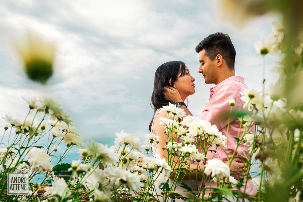 casal se admira em meio às flores de Holambra - SP, fotografia de Andre Attene