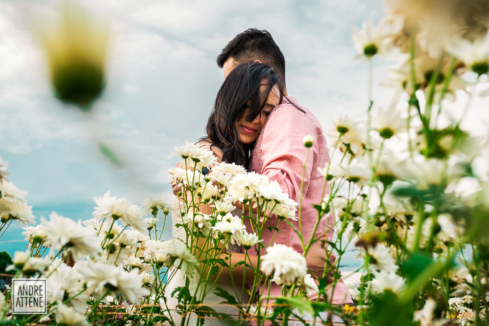 abraço aconchegante de casal em ensaio fotográfico por Andre Attene
