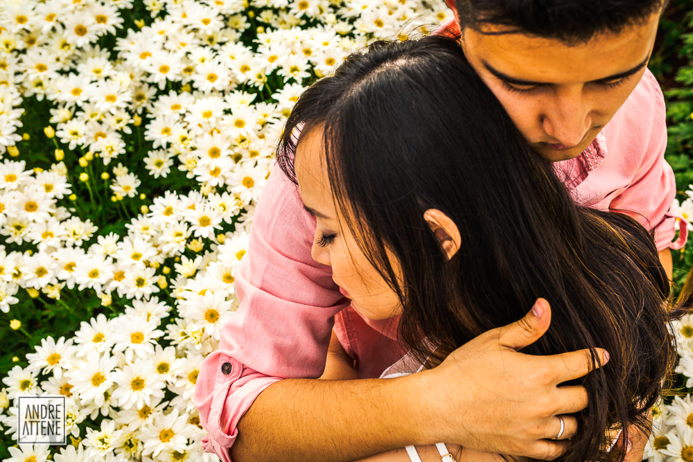 Janete e Douglas descansando durante ensaio fotográfico em Holambra fotografado por Andre Attene