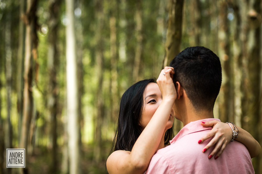 noiva acariciando seu noivo naturalmente e espontaneamente em ensaio pre casamento por Andre Attene de São Paulo