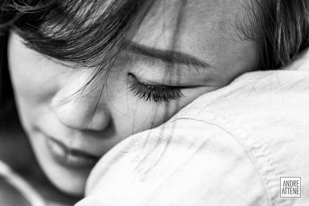 detalhes dos cílios e cabelo ao vento da noiva fotografada por Andre Attene