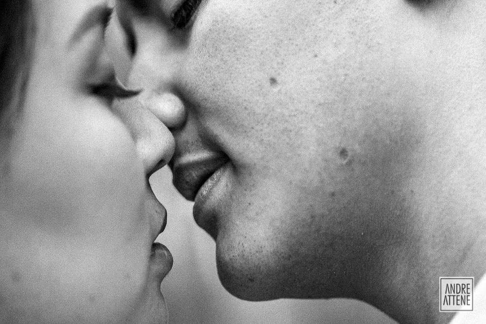 casal se beija em prewedding fotografado por Andre Attene em Holambra - SP