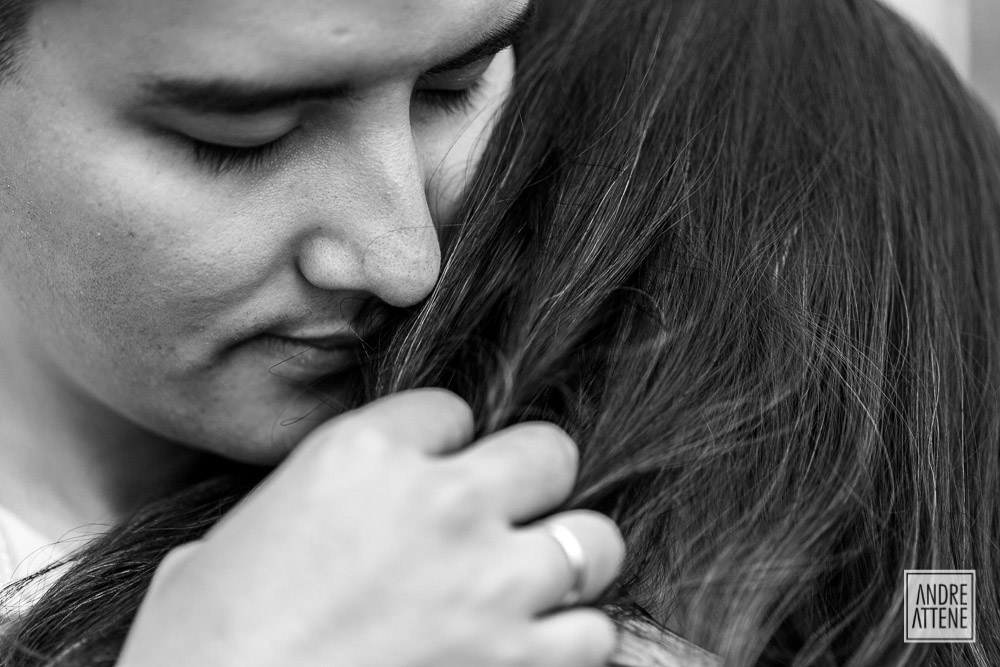 noivo apaixonado sentindo o cheiro do cabelo de sua noiva em ensaio fotográfico por Andre Attene fotógrafo de casamento em SP