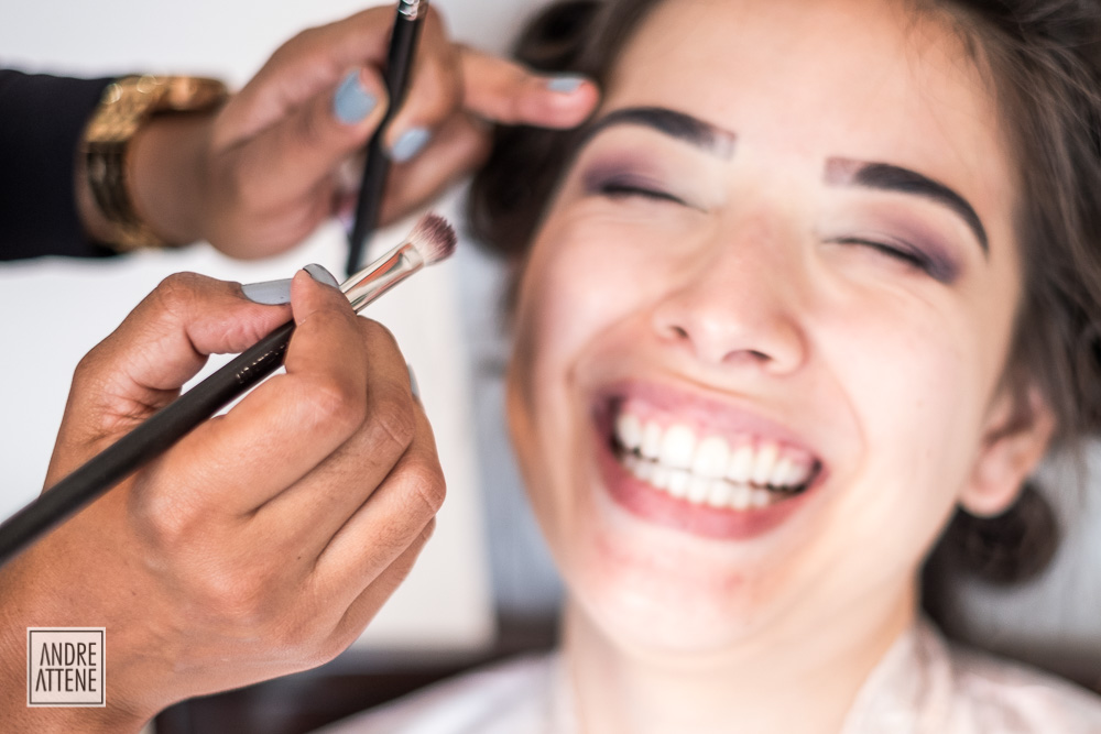 sorriso espontâneo da noiva durante making of horas antes do casamento fotografado por Andre Attene em São Paulo