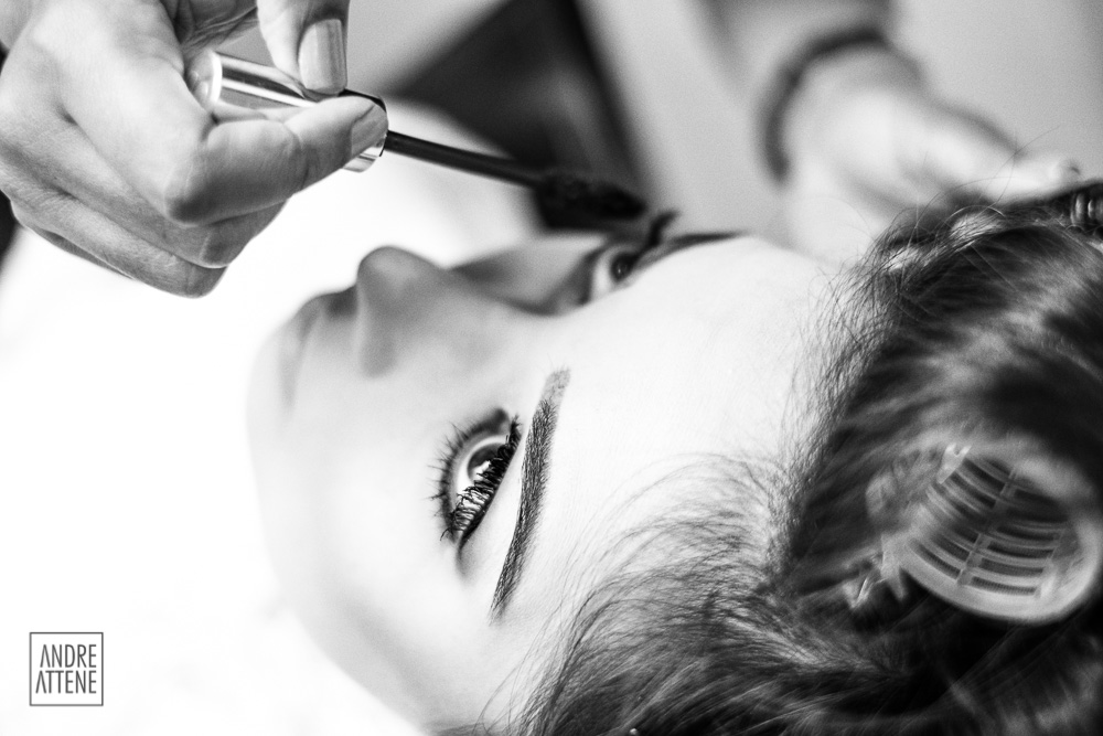 o contraste dos olhos escuros na noiva arrumada para seu casamento em SP fotografado por Andre Attene