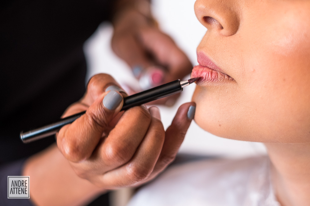 noiva passa seu batom nos ajuste finais antes do casamento clicado por Andre Attene em SP