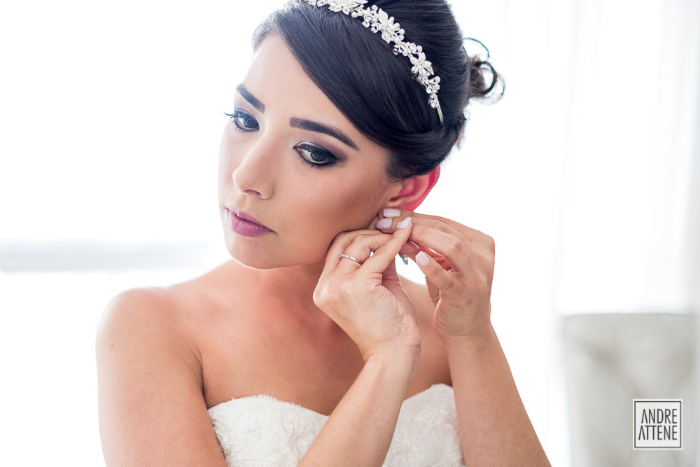 noiva coloca seu brinco terminando de se arrumar antes do casamento em São Paulo fotografado por Andre Attene